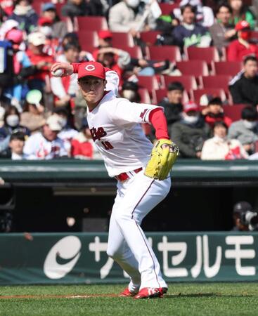 ３回、古賀優大の打球を右手で処理し、一塁へ送球する森下暢仁（撮影・市尻達拡）