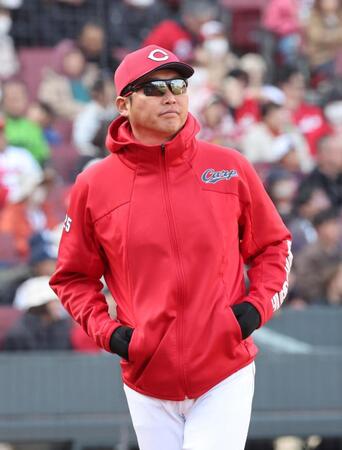 選手交代を告げる新井監督（撮影・市尻達拡）