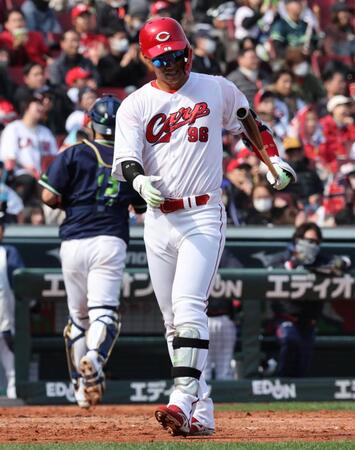 ５回の得点機で、空振り三振に倒れる中村奨（撮影・市尻達拡）