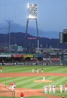 　照明が点灯する中、今年初めてナイター練習をする広島ナイン（撮影・市尻達拡）