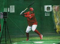 　打撃練習を行う石原（撮影・畠山賢大）