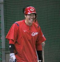 　打撃練習中に笑顔を見せる石原