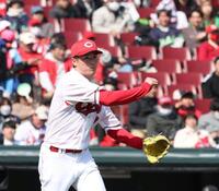 ３回、古賀優大の打球を右手で処理し、一塁へ送球する森下暢仁（撮影・市尻達拡）