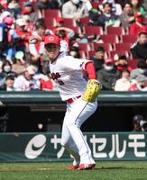 ３回、古賀優大の打球を右手で処理し、一塁へ送球する森下暢仁（撮影・市尻達拡）