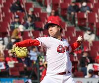 　２番手で登板し、好投する佐藤柳（撮影・市尻達拡）