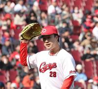 ６回、この回を無失点で終え、ベンチに戻る佐藤柳（撮影・市尻達拡）