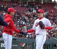 オープン戦初登板を、１回無失点で終え、秋山（左）とタッチを交わす栗林（撮影・市尻達拡）