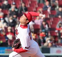 ９回に登板し、１回無失点と好投した栗林（撮影・市尻達拡）