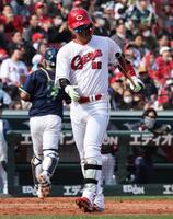 ５回の得点機で、空振り三振に倒れる中村奨（撮影・市尻達拡）