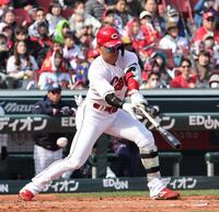 ５回の得点機で、空振り三振に倒れる中村奨（撮影・市尻達拡）