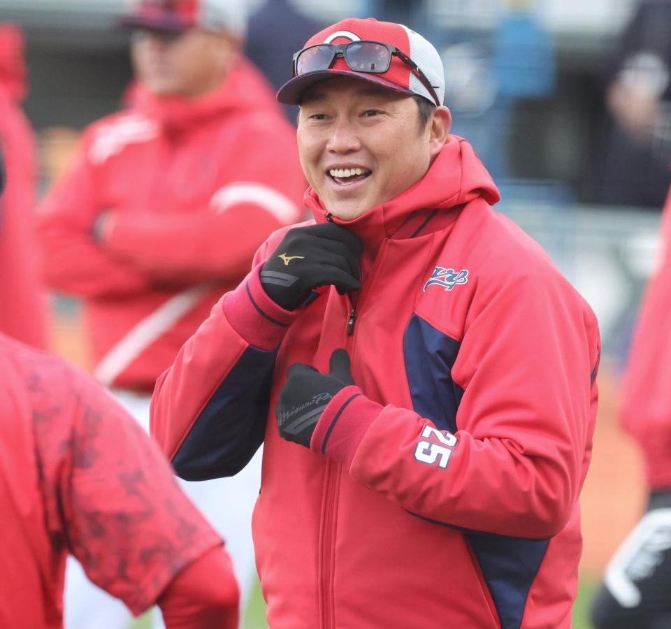 　練習中に笑顔を見せる新井監督（撮影・市尻達拡）