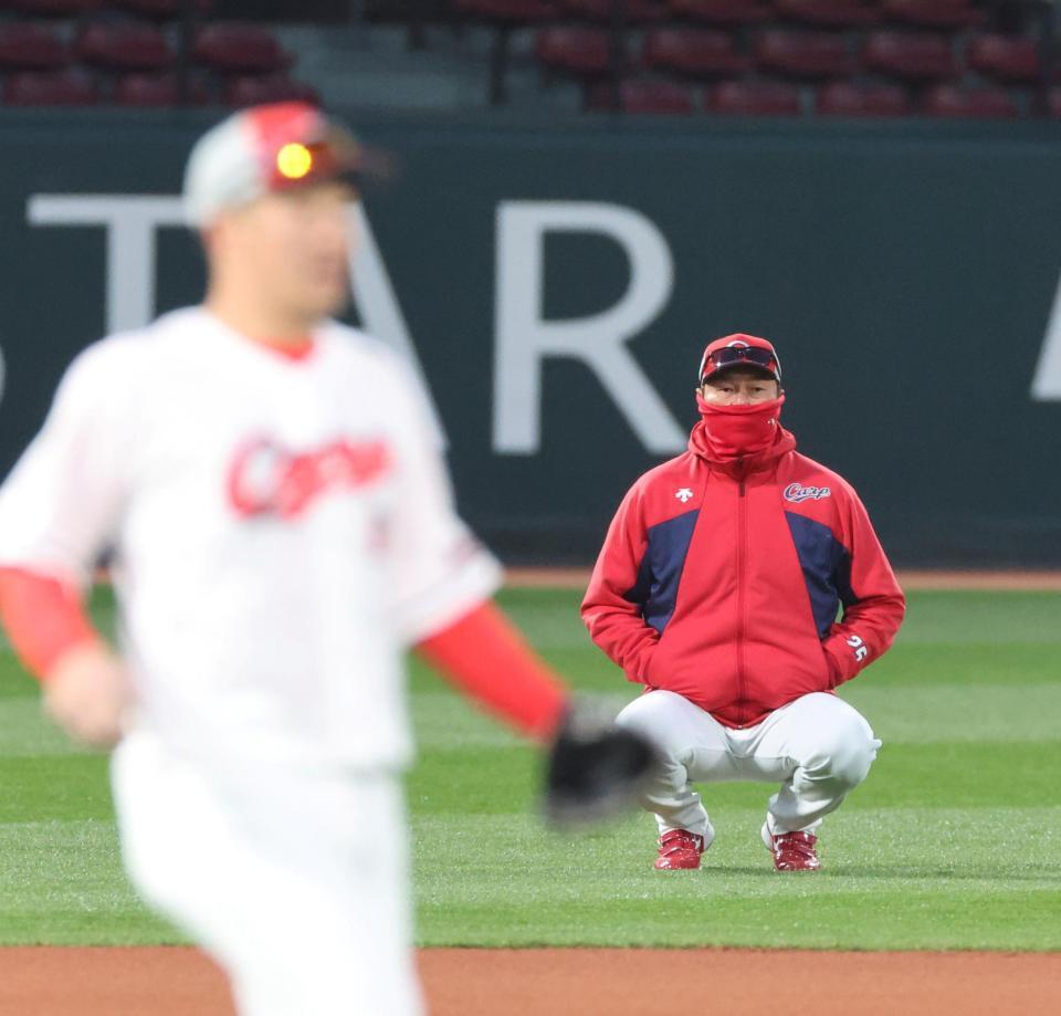 　投内連携を見つめる新井監督（撮影・市尻達拡）