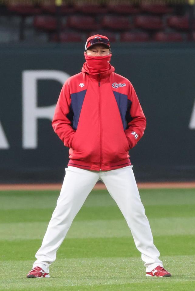 　練習を見つめる新井監督（撮影・市尻達拡）