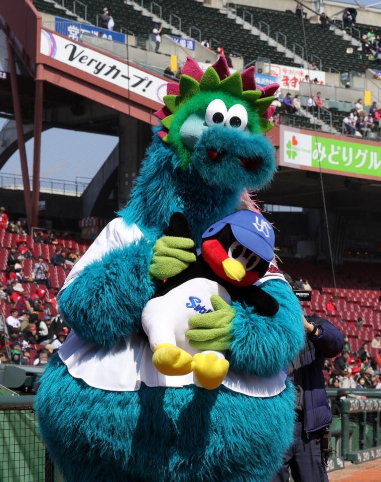 　試合前のセレモニーで、つば九郎のぬいぐるみを持つスラィリー（撮影・市尻達拡）