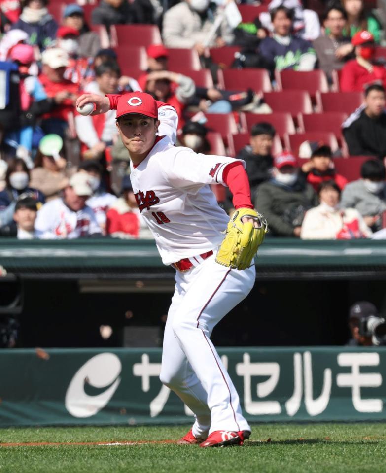 ３回、古賀優大の打球を右手で処理し、一塁へ送球する森下暢仁（撮影・市尻達拡）