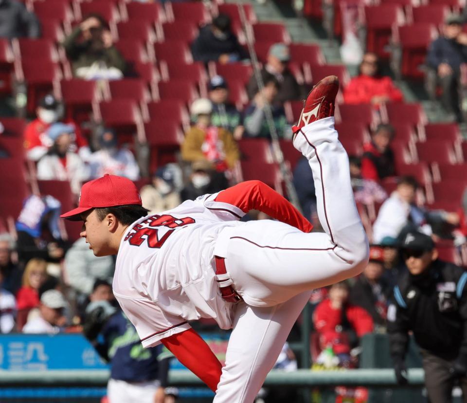 ２番手で登板し、躍動感あるフォームで好投する佐藤柳（撮影・市尻達拡）