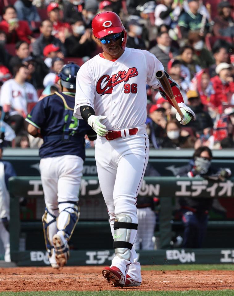 ５回の得点機で、空振り三振に倒れる中村奨（撮影・市尻達拡）