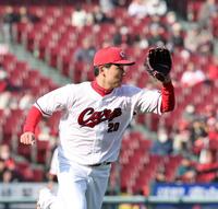 ９回、一塁ベースカバーに入る栗林（撮影・市尻達拡）