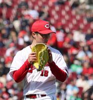 　２回、無失点で終え、グラブをたたく森下（撮影・市尻達拡）