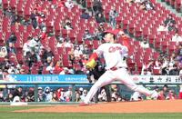 本拠地初マウンド登板で、躍動する佐藤柳（撮影・市尻達拡）