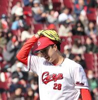 ６回、この回を無失点で終え、グラブを頭の上に置きながらベンチに戻る佐藤柳（撮影・市尻達拡）