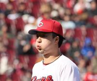 ７回、この回を無失点で終え、口を膨らませながらベンチに戻る佐藤柳（撮影・市尻達拡）