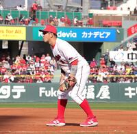 　８回に一塁の守りに就いた小園（撮影・市尻達拡）