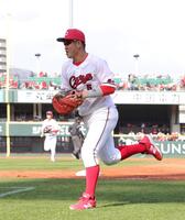 ファーストミットを手に、８回の守備で一塁を守った小園（撮影・市尻達拡）