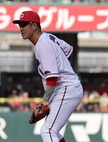 ８回から一塁を守る小園（撮影・市尻達拡）