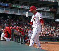 　３回、右膝付近への死球でベンチに戻り、右手を挙げる秋山（撮影・市尻達拡）