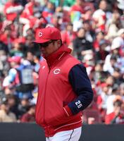 　選手交代を告げる新井監督（撮影・市尻達拡）