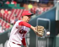 　４回、赤羽の一ゴロで一塁ベースカバーに走る玉村（撮影・市尻達拡）