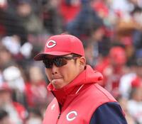 　選手交代時に唇をかむ新井監督（撮影・市尻達拡）