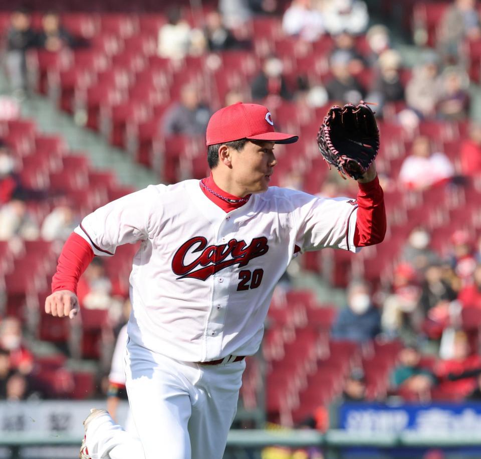 ９回、一塁ベースカバーに入る栗林（撮影・市尻達拡）