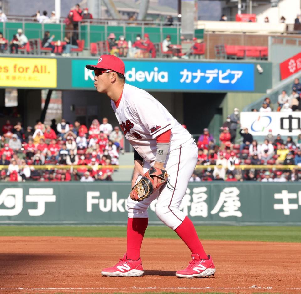 　８回に一塁の守りに就いた小園（撮影・市尻達拡）