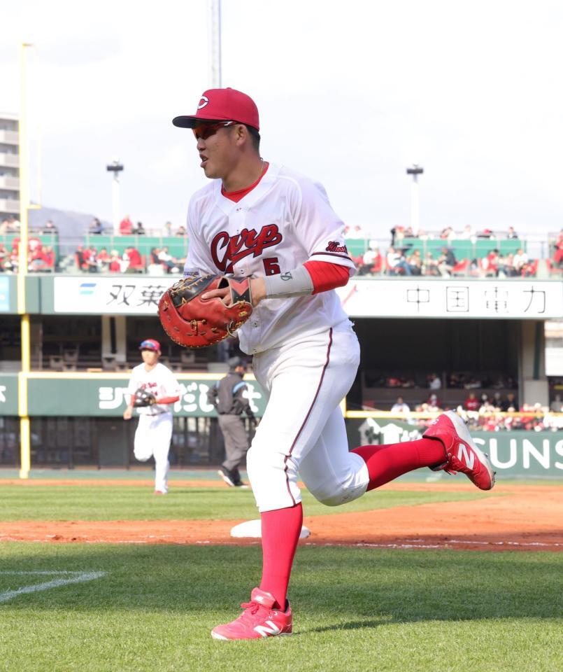 ファーストミットを手に、８回の守備で一塁を守った小園（撮影・市尻達拡）