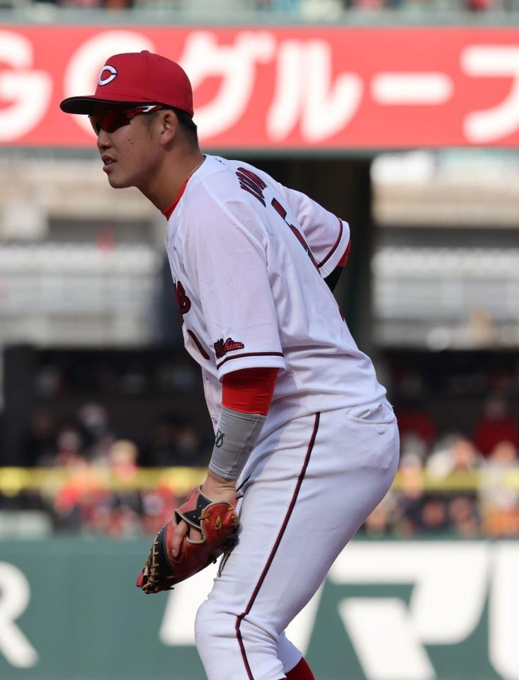 ８回から一塁を守る小園（撮影・市尻達拡）