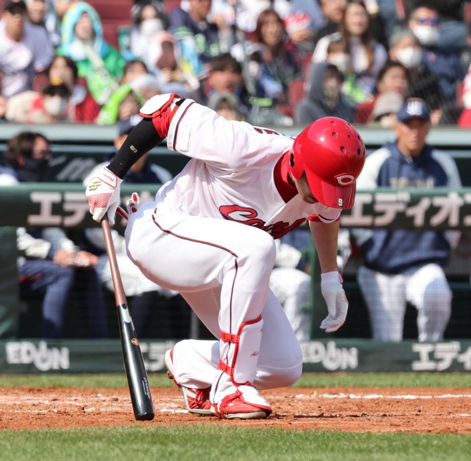 　右膝付近への死球で痛がる秋山（撮影・市尻達拡）