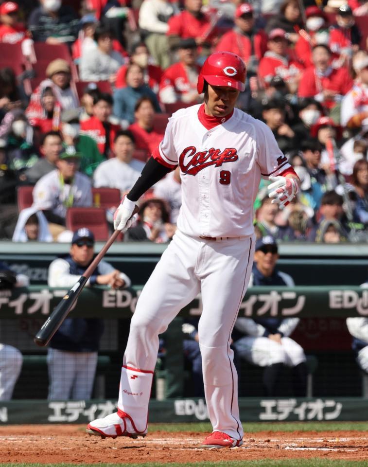 　右膝付近への死球で痛がる秋山（撮影・市尻達拡）