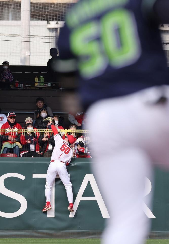 　８回、北村のホームラン性の打球を好捕する中村健（撮影・市尻達拡）