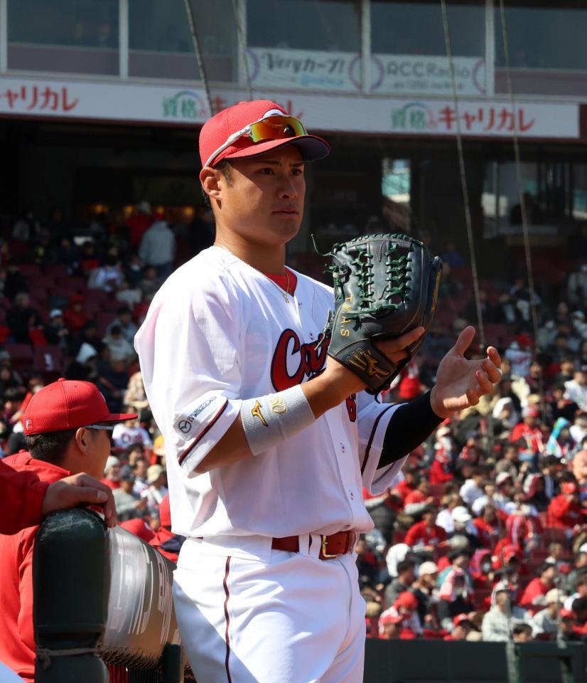 　３回の守備を前に、交代を告げられた田村（撮影・市尻達拡）