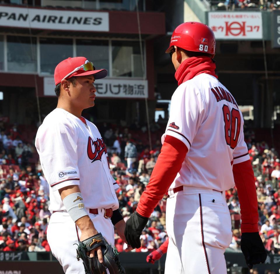 　３回の守備を前に、交代を告げられた田村（撮影・市尻達拡）