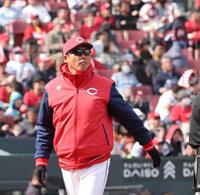 　選手交代を告げる新井監督（撮影・市尻達拡）