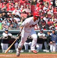 　２回、一直に倒れる田村（撮影・市尻達拡）