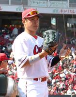 　３回の守備を前に、交代を告げられた田村（撮影・市尻達拡）