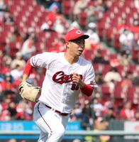 　４回、赤羽の一ゴロで一塁ベースカバーに走る玉村（撮影・市尻達拡）