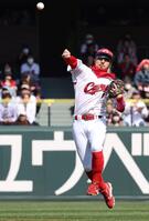 　２回、オスナの中堅へ抜けそうな打球を好捕し、一塁へ送球する菊池（撮影・市尻達拡）