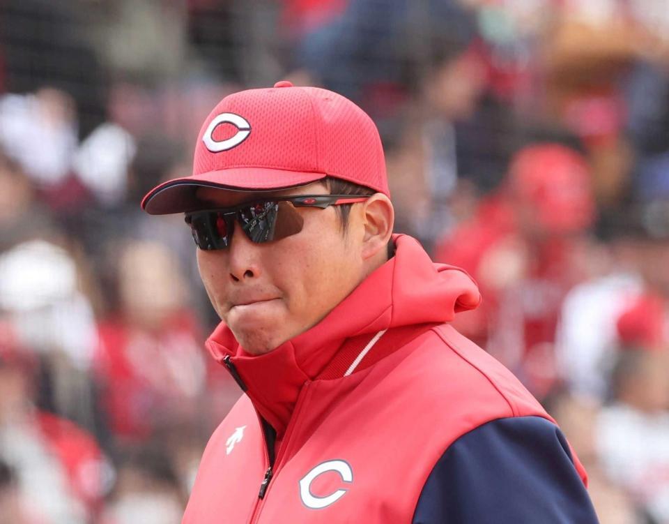 　選手交代時に厳しい表情を見せる新井監督（撮影・市尻達拡）