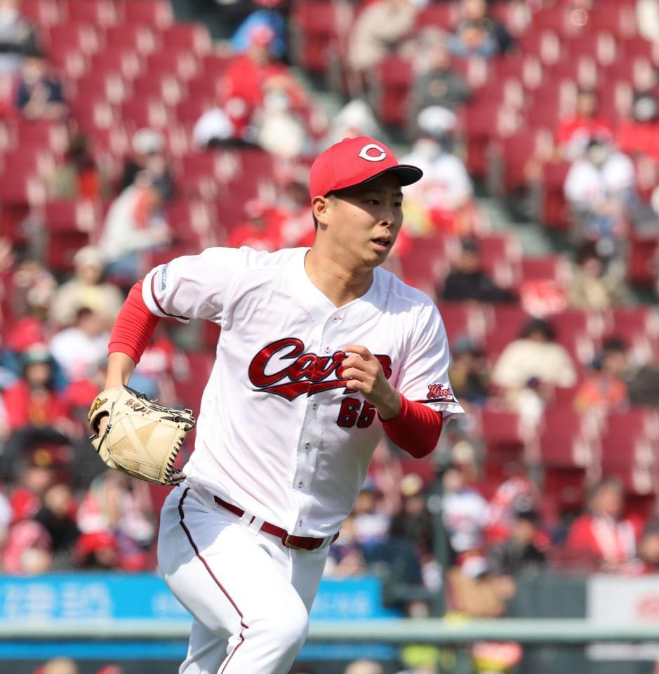 　４回、赤羽の一ゴロで一塁ベースカバーに走る玉村（撮影・市尻達拡）