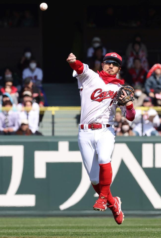 　２回、オスナの中堅へ抜けそうな打球を好捕し、一塁へ送球する菊池（撮影・市尻達拡）